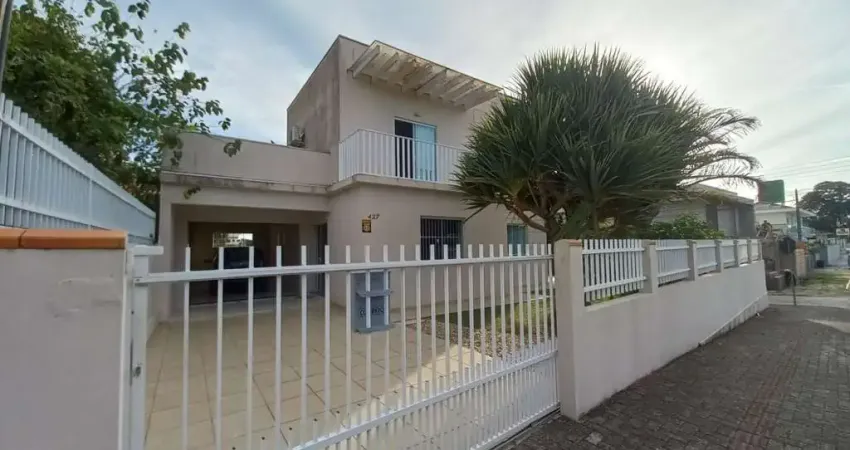 Sobrado mobiliado, com 03 dormitórios, à apenas 500m do mar, no centro de Balneá