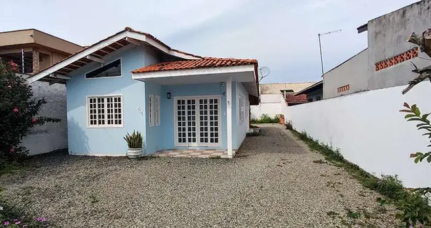 Casa semi mobiliada com 3 dormitórios, à apenas 600m do mar, à venda por R$ 795.