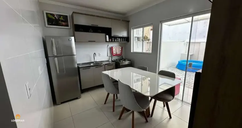 Sobrado com 2 suítes no Centro de Balneário Piçarras-SC. À venda por R$549.000,0