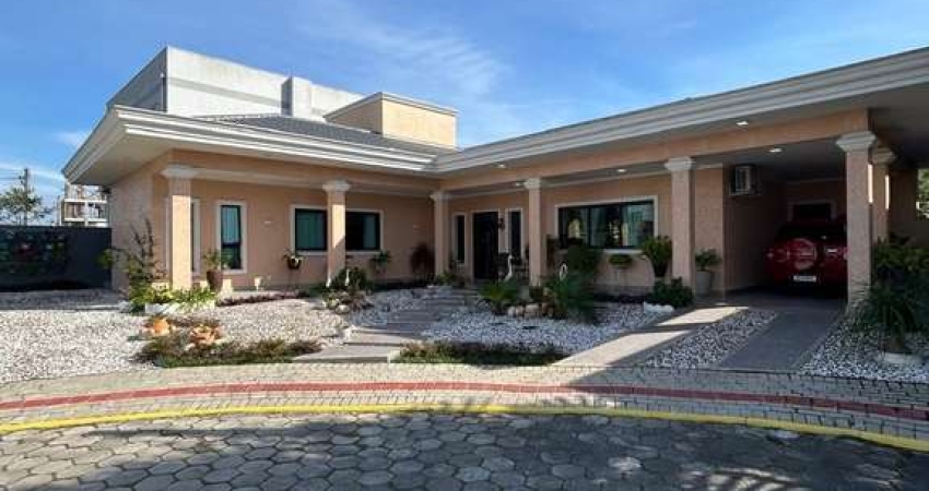 Ampla casa com 3 dormitórios, em Condomínio fechado em Balneário Piçarras-SC .