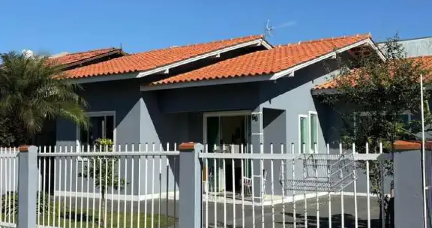 Casa à venda com piscina, 5 suítes, podendo ser usada como pousada! No Centro de