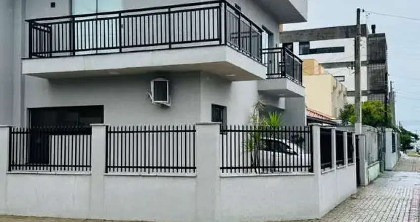 Sobrado com 03 dormitórios, à apenas 300m do mar, no centro de Balneário Piçarra