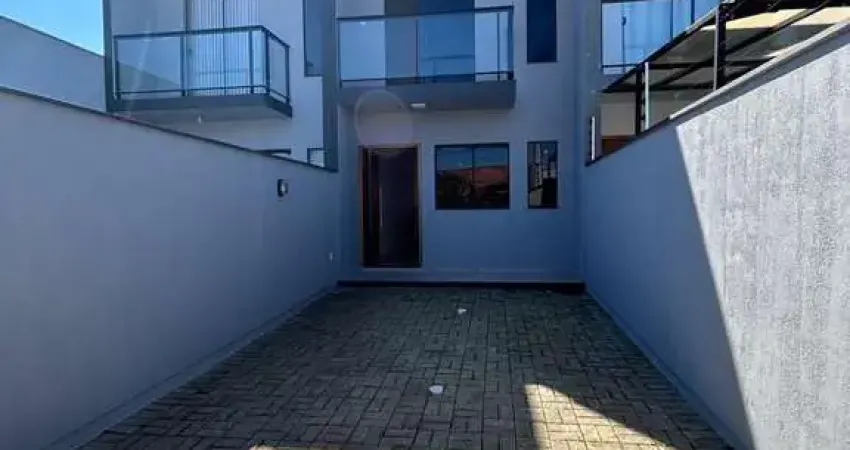 Sobrado semimobiliado com 2 suítes, a 750m do mar em balneário piçarras -sc