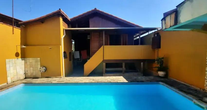 Linda casa a venda em parelheiros, com piscina, área gourmet, churrasqueira em um amplo espaço de 250 m2. conforto e beleza com modernidade e requinte