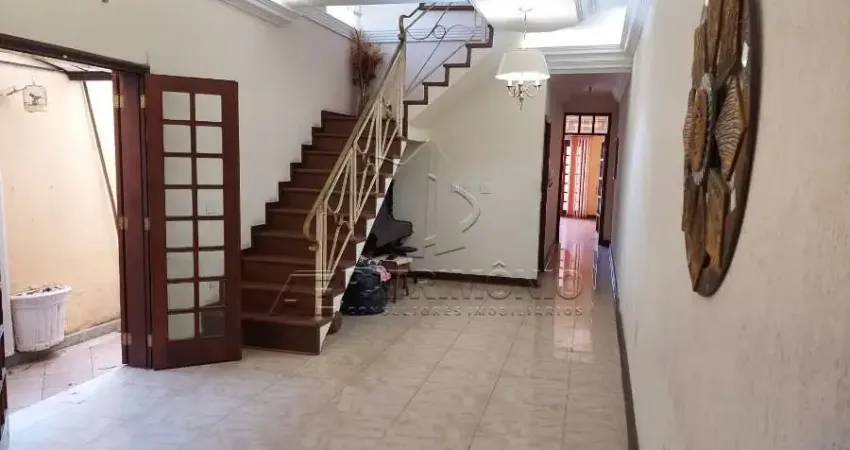 Casa na zona central com 4 dormitórios, 1 sendo suíte  e 3 suítes com closet.