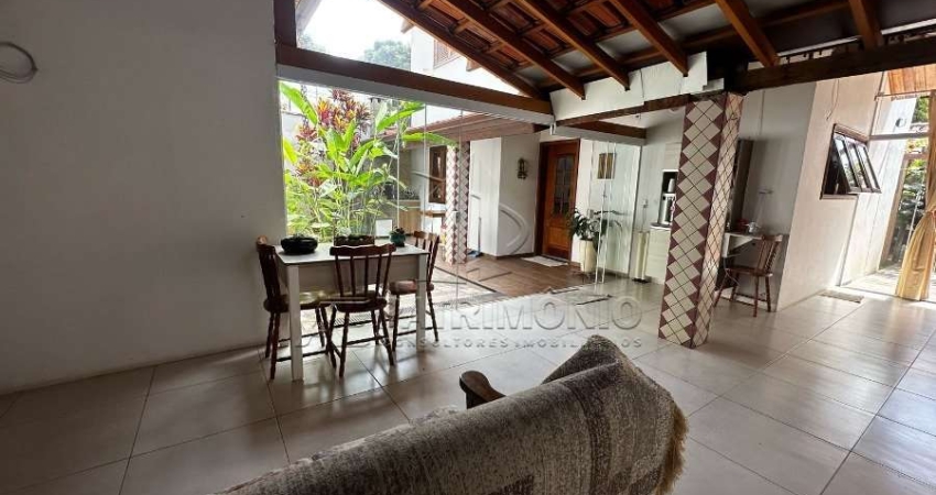 CASA ASTRO COM 3 QUARTOS SENDO 1 SUITE