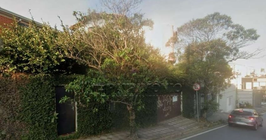 CASA ASSOBRADADA CENTRO COM 2 QUARTOS SENDO 1 SUITE