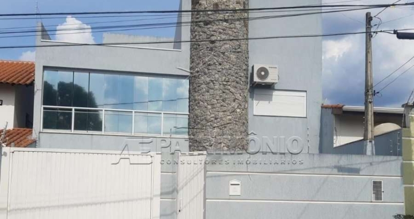 CASA ASSOBRADADA COM 3 QUARTOS SENDO 2 SUITES