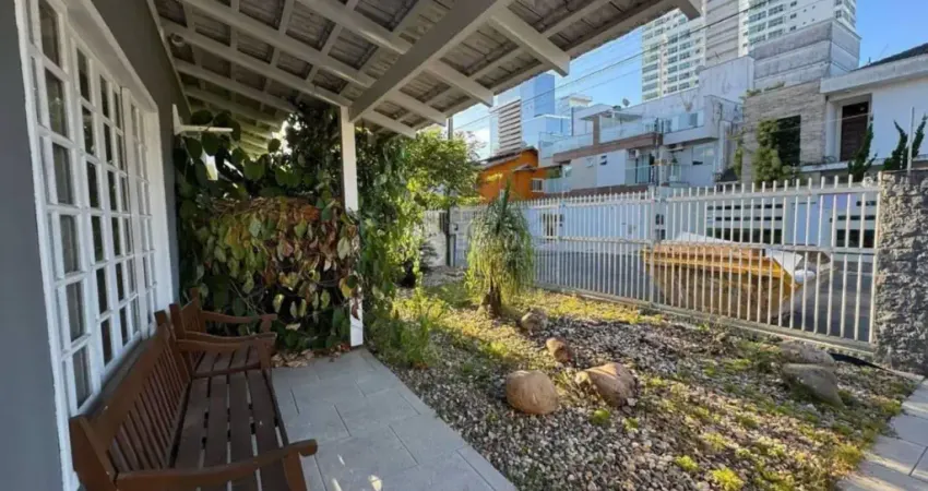 CASA RESIDENCIAL - PRAIA DOS AMORES EM BALNEÁRIO CAMBORIÚ
