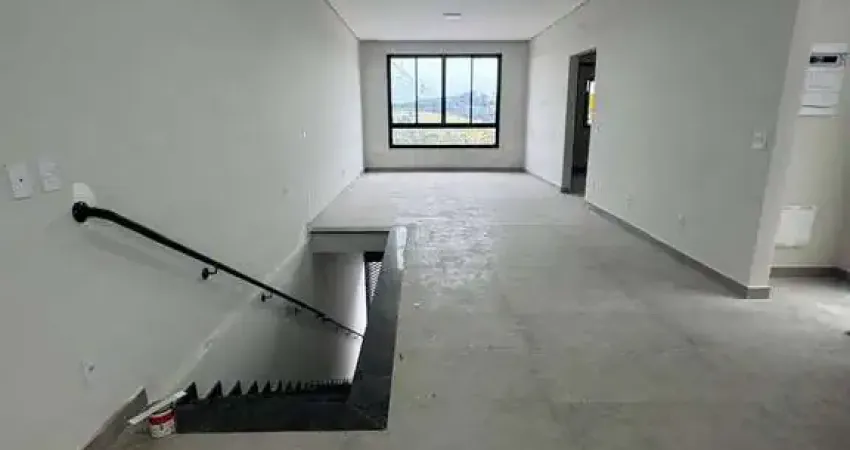 Imóvel p/ Locação com casa na parte superior e barracão na parte inferior!