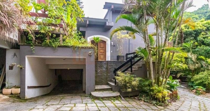 Magnífica Casa à Venda São Conrado de 384m² com 5 Quartos Sendo 2 Suítes Cozinha Planejada Sala Ampla Piscina Sauna Varanda Gourmet  2 Vagas Garagem