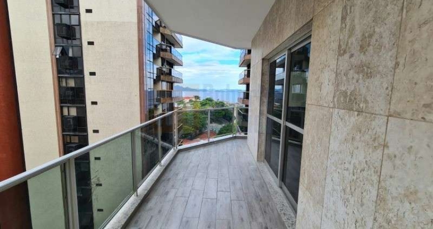 Excelente Apartamento à Venda todo Reformado em Copacabana Andar Alto de 185m² com Sala Ampla 4 Quartos Sendo 2 Suítes Varanda 4 Vagas de Garagem