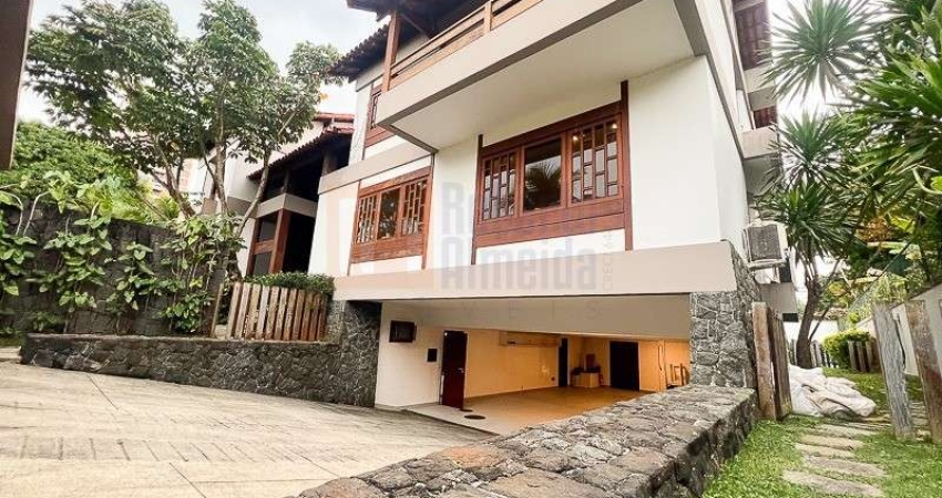 Casa à venda Condomínio Novo Leblon Barra da Tijuca de 900m² de Área Construída em 2 Terrenos de 1000m²  cada  5 Suítes Piscina Sauna Campo Futebol