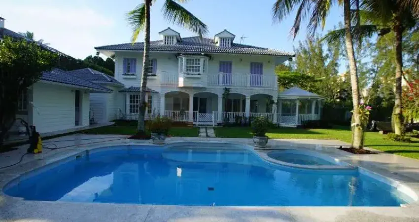 Casa de Esquina à Venda Condomínio Malibú Barra da Tijuca 790m² com Área Construída em Terreno de 1250m²  4 Suítes Piscina Sauna Garagem Subsolo