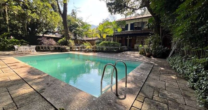Linda casa à venda no condomínio Jardim do Itanhangá Barra da Tijuca de 564 m² em terreno de 1200m² com 4 quartos sendo 2 suítes 1 Master 4 Vagas