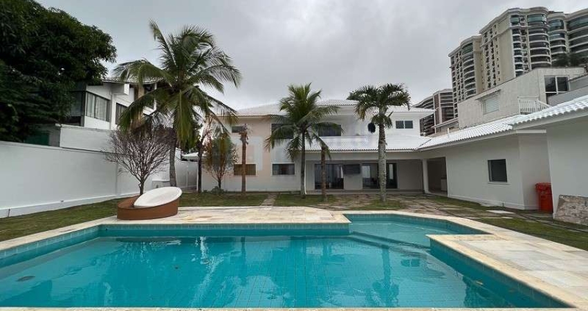 Excelente Casa à Venda ou Locação Condomínio Malibu Barra da Tijuca com 970m² de área útil com 4 Suítes sendo 1 Master 3 Vagas de Garagem