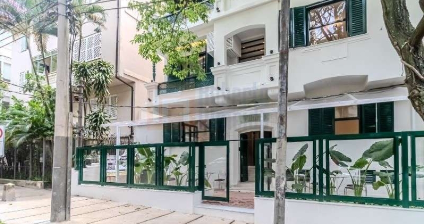 Apartamento à Venda Reformado e Decorado em Copacabana de 35,27m² com 1 Quarto Sala Cozinha Planejada Banheiro Piscina Próximo ao Metrô