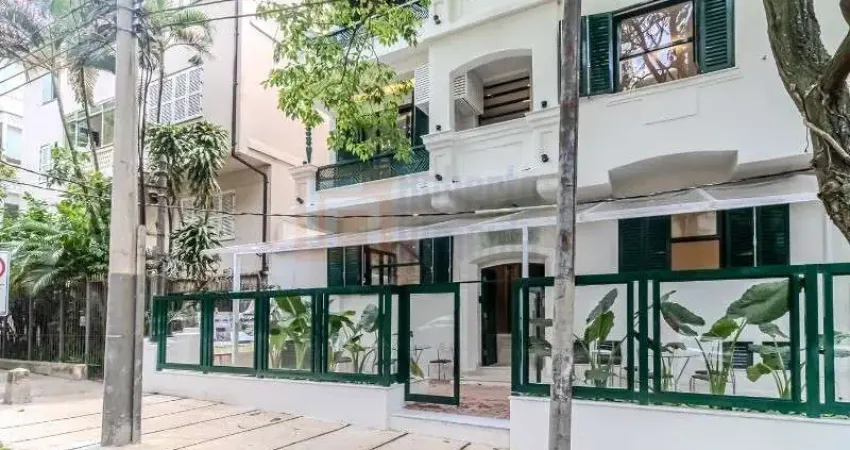Apartamento Garden à Venda Reformado e Decorado em Copacabana de 38,27m² com 1 Quarto Sala Cozinha Planejada Banheiro Piscina Próximo ao Metrô