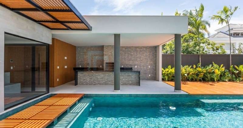 Magnífica Casa à Venda Primeira Locação Condomínio Del Lago Barra da Tijuca de 860m²  com 5 Suítes Sendo 1 Master  Piscina Sauna Varanda Gourmet