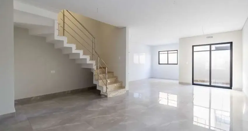 Sobrado triplex com 04 dormitórios, sendo 03 suítes no boqueirão