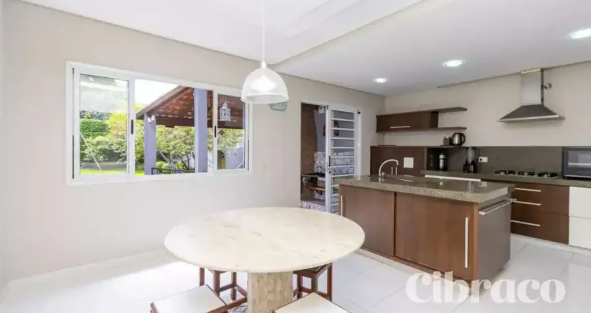 SOBRADO TRIPLEX À VENDA NO BACACHERI, 3 QUARTOS, SUÍTE COM BANHEIRA, AMPLO JARDIM E 4 VAGAS - 282m2