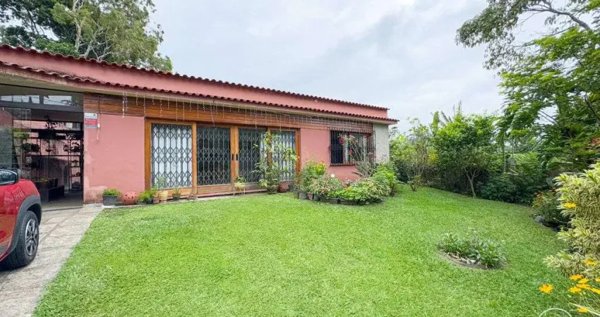 Casa linear com 4 quartos, 224m2 à venda por R$995.000 - iucas, Teresópolis