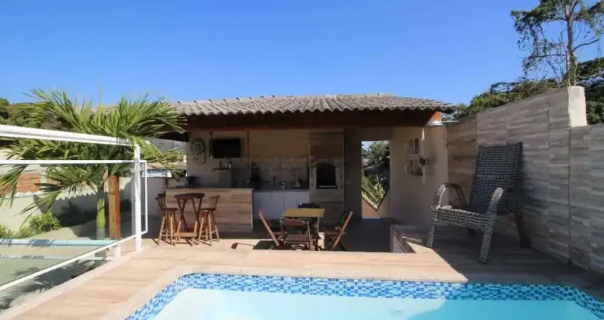 Casa linear com 3 quartos em condomínio; casa no Rio da Prata.