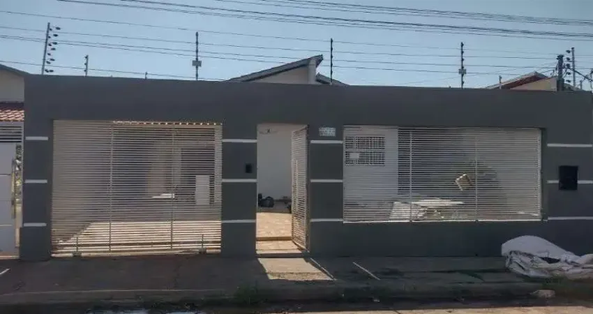 Casa para locação em Várzea Grande-MT, bairro Petrópolis: 3 quartos, 1 sala, 1 banheiro, 2 vagas de garagem.