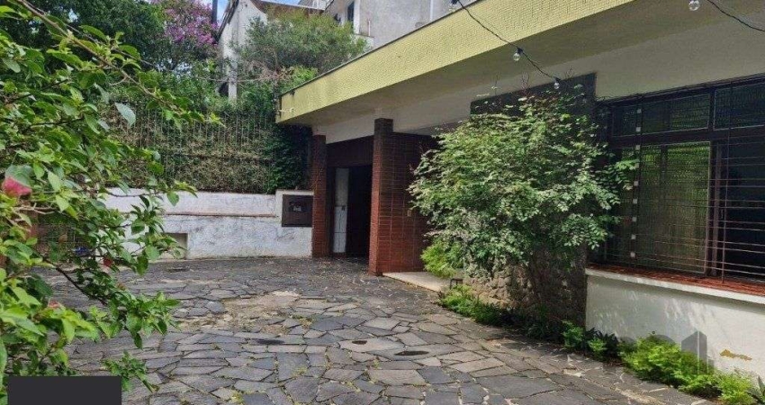 Casa com 243m2 de área privativa, com amplo pátio de 11 x 44, próxima a Av. Teresópolis