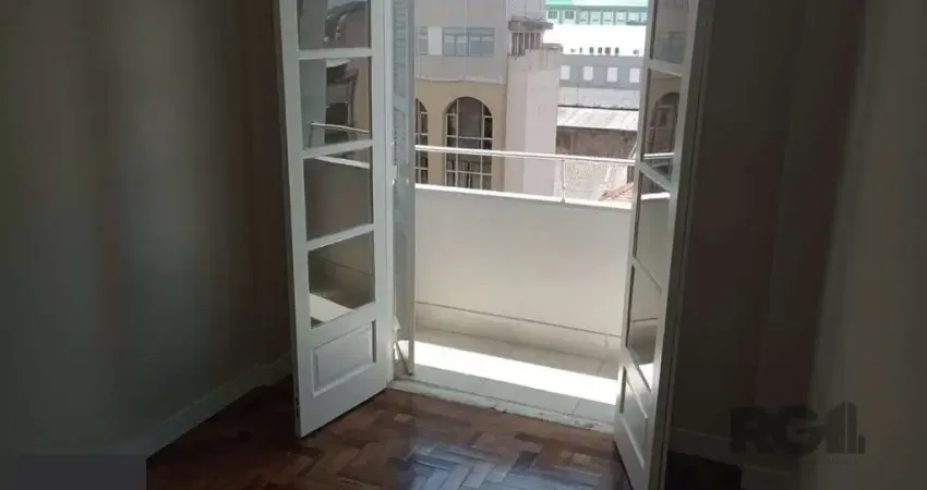 Apartamento com 3 quartos, desocupado no centro histórico.