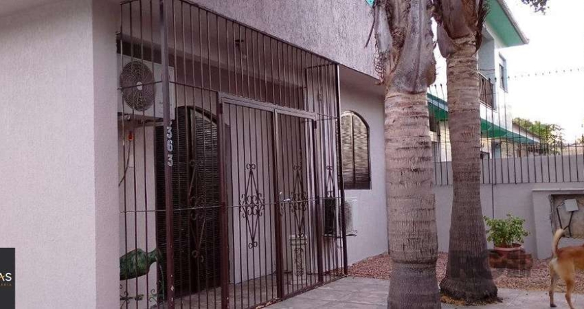 Casa térrea, 3 dormitórios, 1 suíte, living para 2 ambientes, cozinha, pátio, 2 banheiros e 4 vagas .