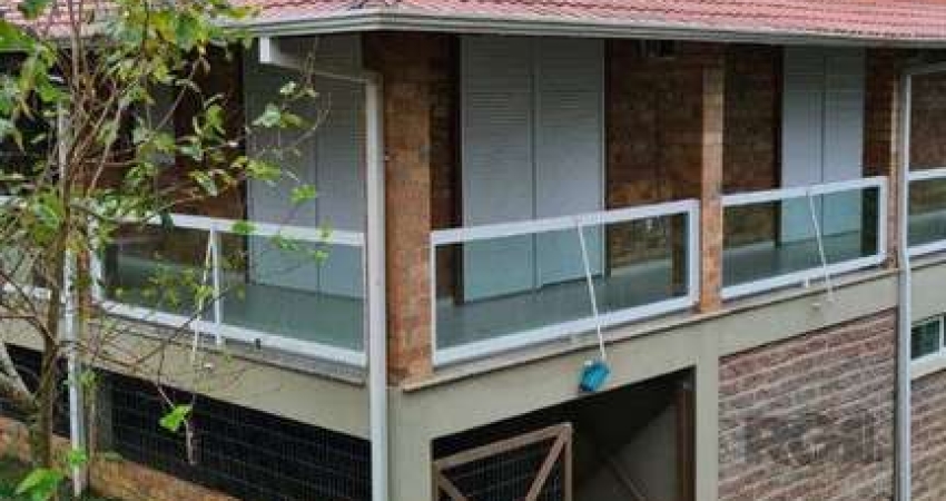 Casa de alvenaria, com 3 dormitórios, 1 suíte, living, cozinha, lavanderia, churrasqueira, banheiro social, pátio e 4 vagas de garagem.