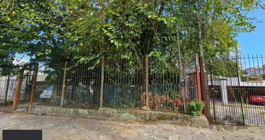 Terreno plano de 426 m², localizado na Rua Padre João Batista Reus,