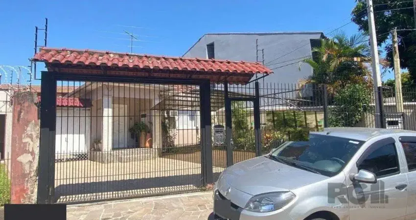 Casa com 3 quartos à venda na Rua Afonso Arinos, 590, Camaquã, Porto Alegre