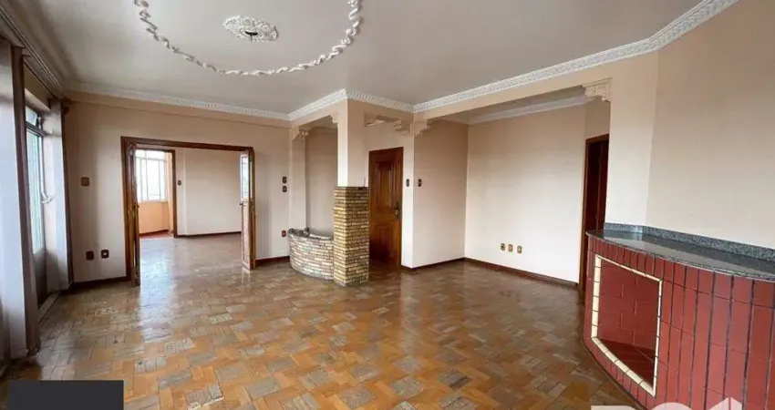303m2 Apartamento com 5 dormitórios no centro da capital.