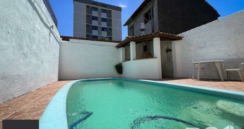 Casa mobiliada com 3 dormitórios e piscina.
