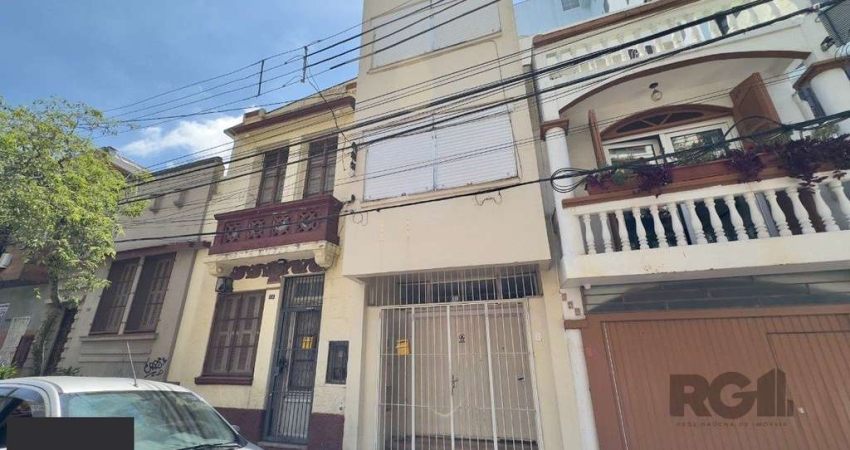 CASA COM 4 DORMITÓRIOS E PÁTIO COM CHURRASQUEIRA NO CENTRO HISTÓRICO