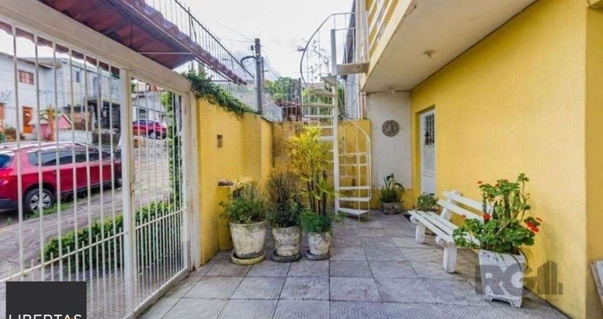 São duas casas no mesmo pátio, com 308,22m² de área construída. Próxima a Av. Teresópolis.