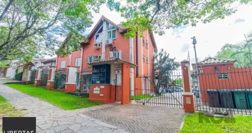 Casa em condoínio com 3 dormitorios, 2 suítes e  duas vagas de garaem no  bairroTeresópolis