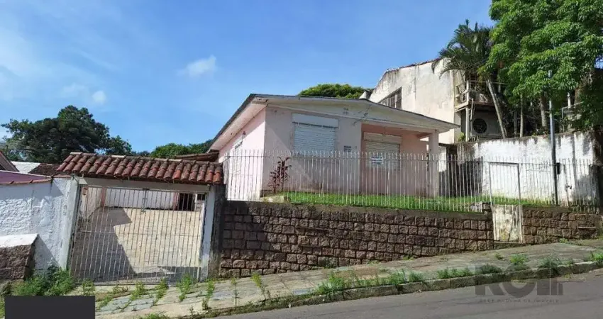 Terreno com casa com 3 quartos, vaga de garagem, no bairro Ipanema, Porto Alegre/RS