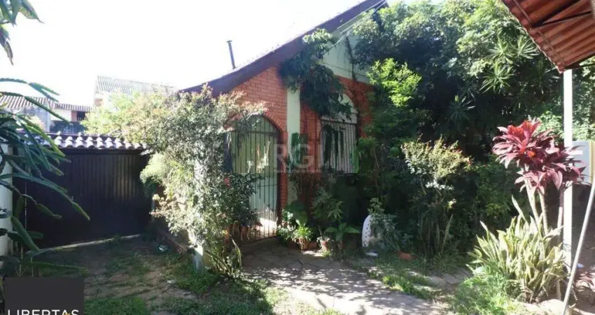 Casa para Venda - 250m²,  com  3 dormitórios, 1 suíte, sala ampla, copa cozinha, churrasqueira, lareira, banheiro social, dependência de empregada, 3 vagas - Medianeira