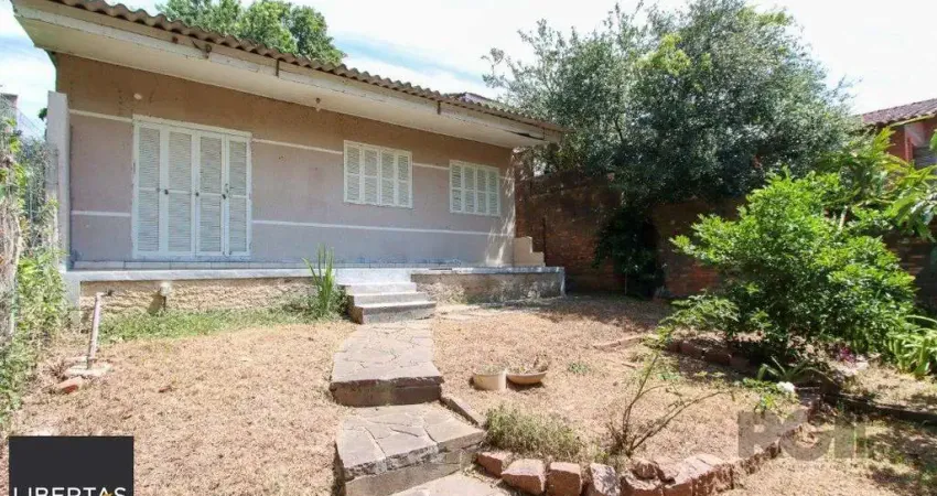Casa com 109m² de área privativa, possui 02 dormitórios, living para 2 ambientes, cozinha, 2 banheiros