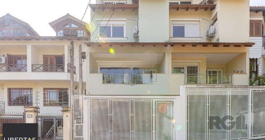 Sobrado no bairro Tristeza com 3 dormitórios sendo 1 suíte e s vagas
