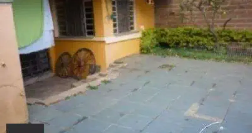 casa com 4 dormitórios, sendo uma suíte , e 530 area privativa