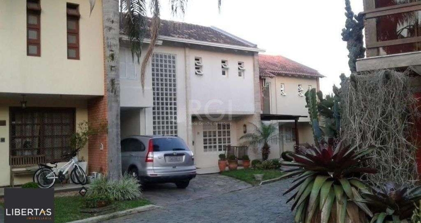 Excelente casa em condominío de 350m² com 03 dormitórios sendo 02 suítes.