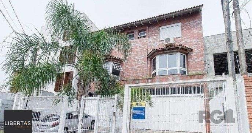 Excelente casa de 157m² com 3 dormitórios, 4 vagas e piscina.