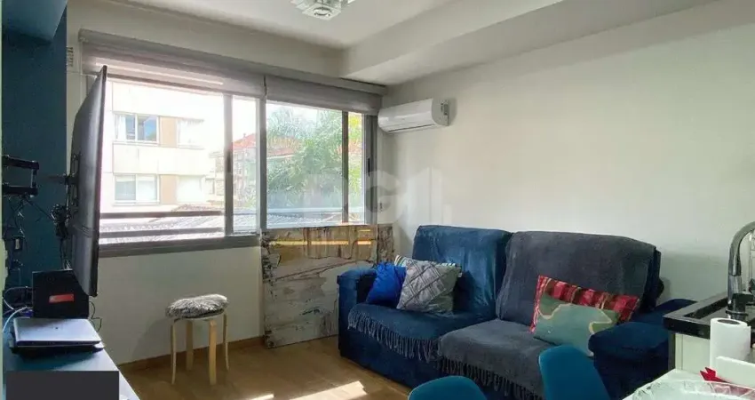 Apartamento em prédio premiado, totalmente montado, no miolo do Menino Deus