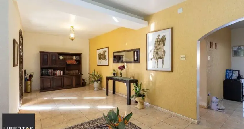 Sobrado com 345m² privativos, 3 suites, 2 vagas, churrasqueira. pátio com piscina - Bairro Cristal