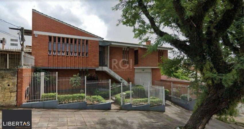 Casa para Venda - 350m², 3 dormitórios, sendo 2 suites, 5 vagas - Santo Antonio