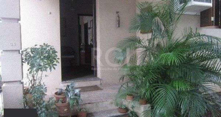 Casa para Venda - 137m², 1 dormitório, sendo 1 suites, 4 vagas - Floresta